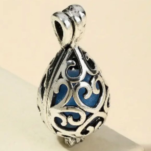 AROMATHERAPY PENDANT in Silver - Picture 4 of 4